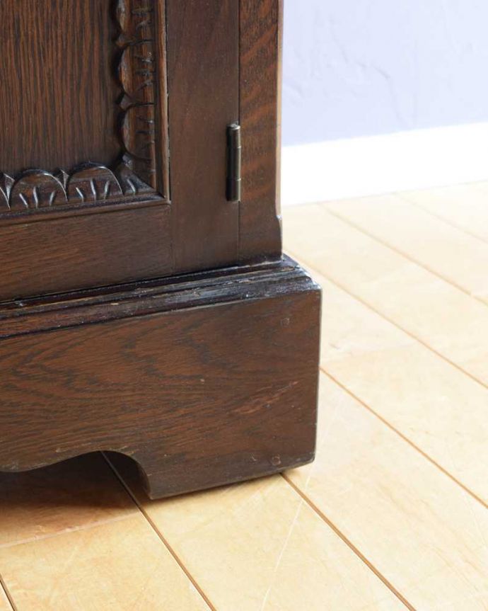 アンティークのキャビネット アンティーク家具 英国のアンティーク家具、扉収納付きのブックシェルフ(本棚)。女性1人でラクラク運べちゃうんですHandleのアンティークは、脚の裏にフェルトキーパーをお付けしています。(k-2352-f)