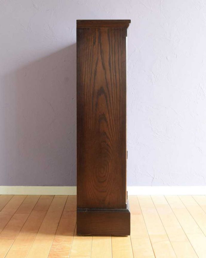 アンティークのキャビネット アンティーク家具 英国のアンティーク家具、扉収納付きのブックシェルフ(本棚)。横から見ても素敵なんですもちろん、横から見てもキレイ。(k-2352-f)