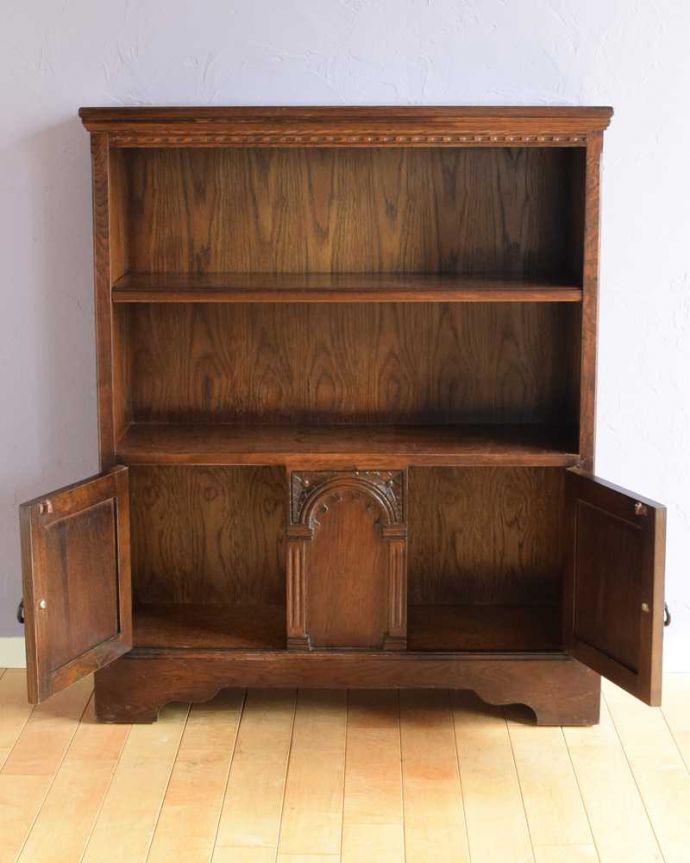 アンティークのキャビネット アンティーク家具 英国のアンティーク家具、扉収納付きのブックシェルフ(本棚)。扉の中を開けみると・・・閉じれば見えない扉の中も、もちろん専門の職人がキレイに修復しました。(k-2352-f)