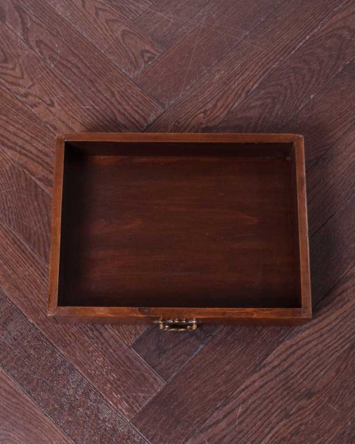 アンティークのテーブル　アンティーク家具　高級感があるアンティークフランス家具、優雅なオケージョナルテーブル。引き出しの中もキレイですテーブルに付いた引き出しの中も、もちろん職人がキレイに修復しました。(k-2353-f)