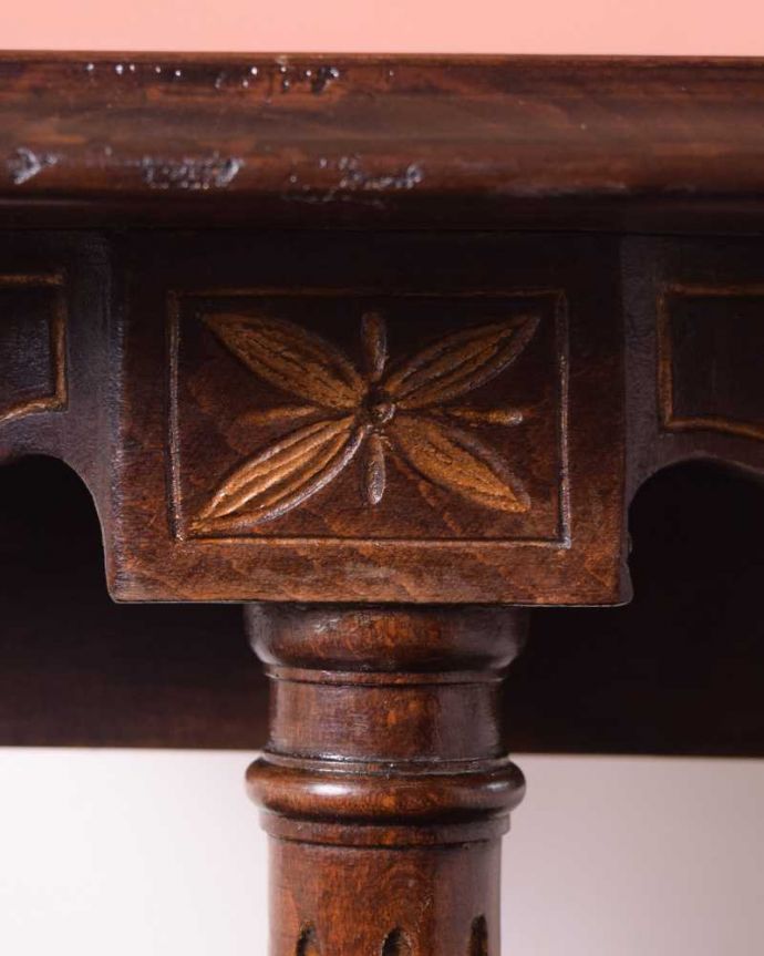 アンティークのテーブル　アンティーク家具　高級感があるアンティークフランス家具、優雅なオケージョナルテーブル。うっとりする美しさアンティークだから手に入る美しい彫。(k-2353-f)