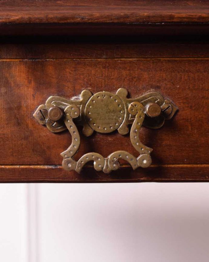 アンティークのテーブル　アンティーク家具　高級感があるアンティークフランス家具、優雅なオケージョナルテーブル。開ける度にワクワクしちゃう取っ手取っ手もアンティークらしいデザインで素敵なんです。(k-2353-f)