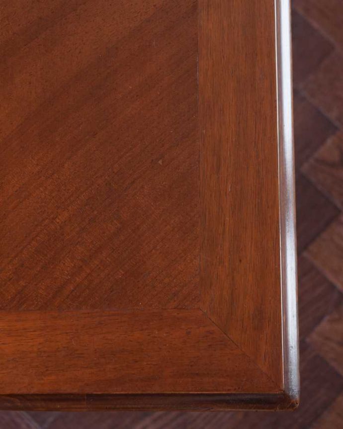 アンティークのテーブル　アンティーク家具　高級感があるアンティークフランス家具、優雅なオケージョナルテーブル。天板を近づいて見てみると･･･近づいて見てみて下さい。(k-2353-f)