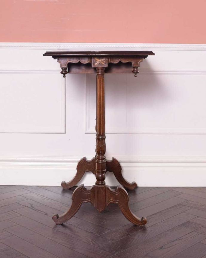 アンティークのテーブル　アンティーク家具　高級感があるアンティークフランス家具、優雅なオケージョナルテーブル。横から見ると･･･横から見るとよりアンティークらしい美しさが際立って見えます。(k-2353-f)