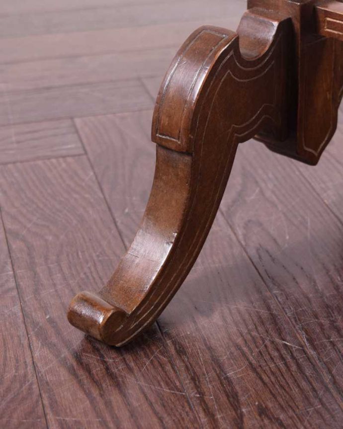 アンティークのテーブル　アンティーク家具　高級感があるアンティークフランス家具、優雅なオケージョナルテーブル。持ち上げなくても大丈夫！Handleのアンティークは、脚の裏にフェルトキーパーをお付けしています。(k-2353-f)