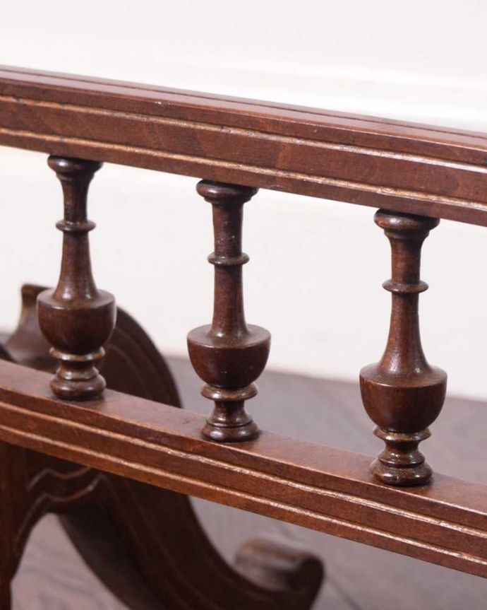 アンティークのテーブル　アンティーク家具　高級感があるアンティークフランス家具、優雅なオケージョナルテーブル。惚れ惚れするような美しさ細かい部分までかなりこだわって彫が入っています。(k-2353-f)