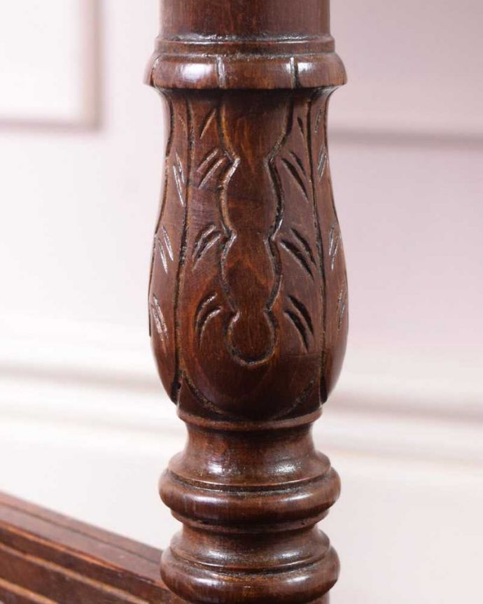 アンティークのテーブル　アンティーク家具　高級感があるアンティークフランス家具、優雅なオケージョナルテーブル。いろんな場所にこだわり彫のデザインもいろいろです。(k-2353-f)