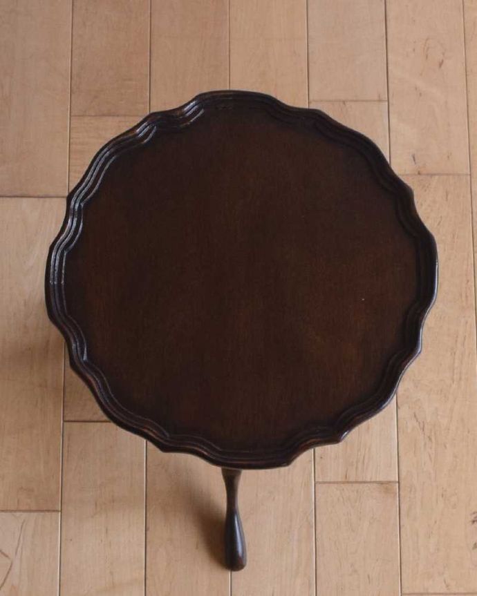 アンティークのテーブル　アンティーク家具　英国から届いた小さなアンティーク、トライポットのワインテーブル。天板を上から見ると･･･天板はこんな感じで、ちょっとしたものを乗せて使うのに便利なサイズです。(k-2354-f)