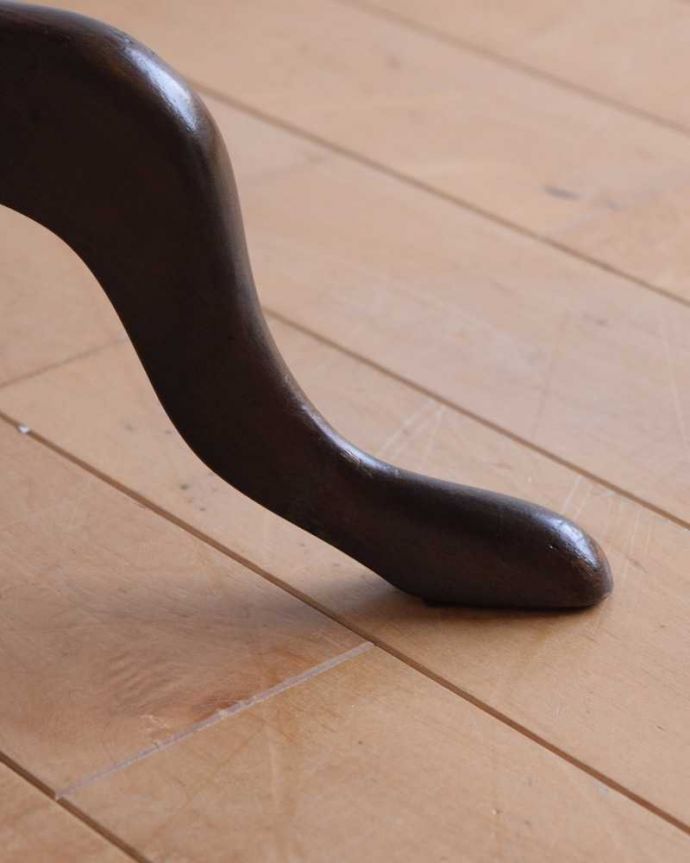 アンティークのテーブル　アンティーク家具　英国から届いた小さなアンティーク、トライポットのワインテーブル。Handleの家具の脚の裏には･･･床にキズが付かないよう脚の裏にフェルトキーパーを付けてお届けしています。(k-2354-f)