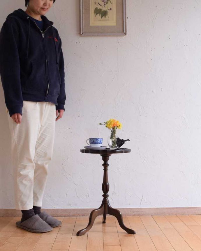 アンティークのテーブル　アンティーク家具　英国から届いた小さなアンティーク、トライポットのワインテーブル。移動もラクラク！どこでも使える小さなテーブル持ち運び便利なワインテーブル。(k-2354-f)