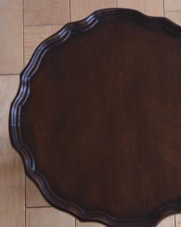 アンティークのテーブル　アンティーク家具　英国から届いた小さなアンティーク、トライポットのワインテーブル。近づいて見てみると･･･天板の周りもアンティークらしく美しいデザイン。(k-2354-f)