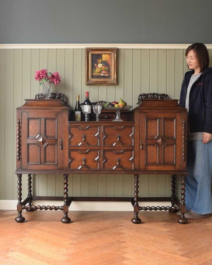 アンティークのキャビネット　アンティーク家具　英国家具の定番、ツイストラインが美しいアンティークのサイドボード。英国アンティーク家具らしい重厚なオトナの美しさ重厚感のあるドッシリとした雰囲気の彫がたっぷり入ったサイドボード、もともとはダイニングでサーブ用に使われていた家具です。(k-2355-f)