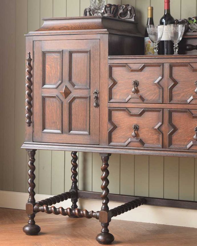 アンティークのキャビネット　アンティーク家具　英国家具の定番、ツイストラインが美しいアンティークのサイドボード。やっぱり魅力は英国らしい彫まだ機械が発達していない時代に、こんなに堅い木材をどうやって加工したんだろう？って不思議になるくらい細かい彫。(k-2355-f)