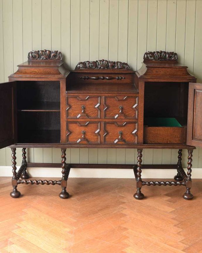 アンティークのキャビネット　アンティーク家具　英国家具の定番、ツイストラインが美しいアンティークのサイドボード。扉の奥にはたっぷりの収納。(k-2355-f)