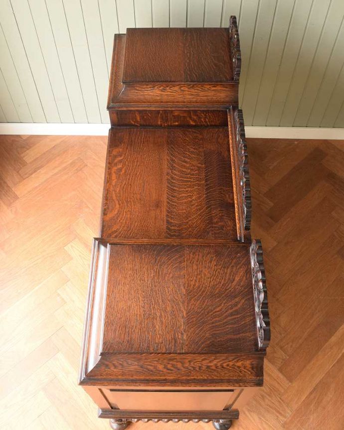 アンティークのキャビネット　アンティーク家具　英国家具の定番、ツイストラインが美しいアンティークのサイドボード。上から見てるとこんな感じです。(k-2355-f)