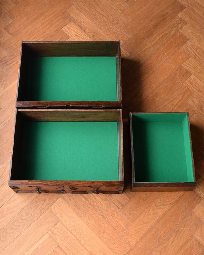 アンティークのキャビネット　アンティーク家具　英国家具の定番、ツイストラインが美しいアンティークのサイドボード。引き出しの中もキレイに修復しましたもともとカトラリーを入れて使っていた引き出し。(k-2355-f)