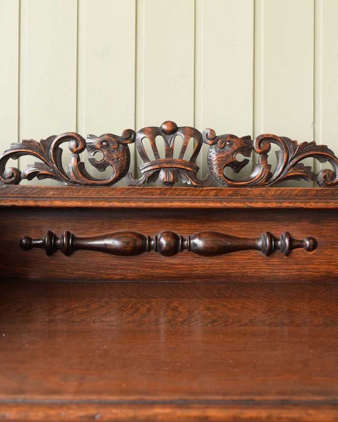 アンティークのキャビネット　アンティーク家具　英国家具の定番、ツイストラインが美しいアンティークのサイドボード。至る所に繊細な彫いろんな彫のデザインがありますが、個人的に美しいと思える女性らしく優雅なデザインを選んできました。(k-2355-f)