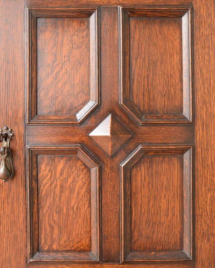 アンティークのキャビネット　アンティーク家具　英国家具の定番、ツイストラインが美しいアンティークのサイドボード。惚れ惚れするような美しさとっても堅い無垢材に一体どうやって彫っていったんでしょう？アンティークらしく細かい彫りを眺めているだけでうっとりしてしまいます。(k-2355-f)