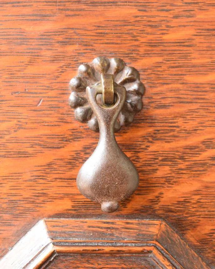 アンティークのキャビネット　アンティーク家具　英国家具の定番、ツイストラインが美しいアンティークのサイドボード。取っ手にまでアンティークらしさ時間の流れが感じられる凝ったデザインの味わい深い取っ手。(k-2355-f)