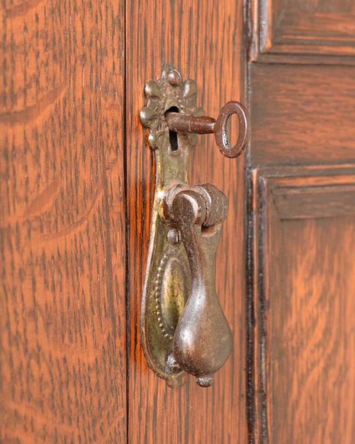 アンティークのキャビネット　アンティーク家具　英国家具の定番、ツイストラインが美しいアンティークのサイドボード。小さなパーツにもこだわりが鍵もついています。(k-2355-f)