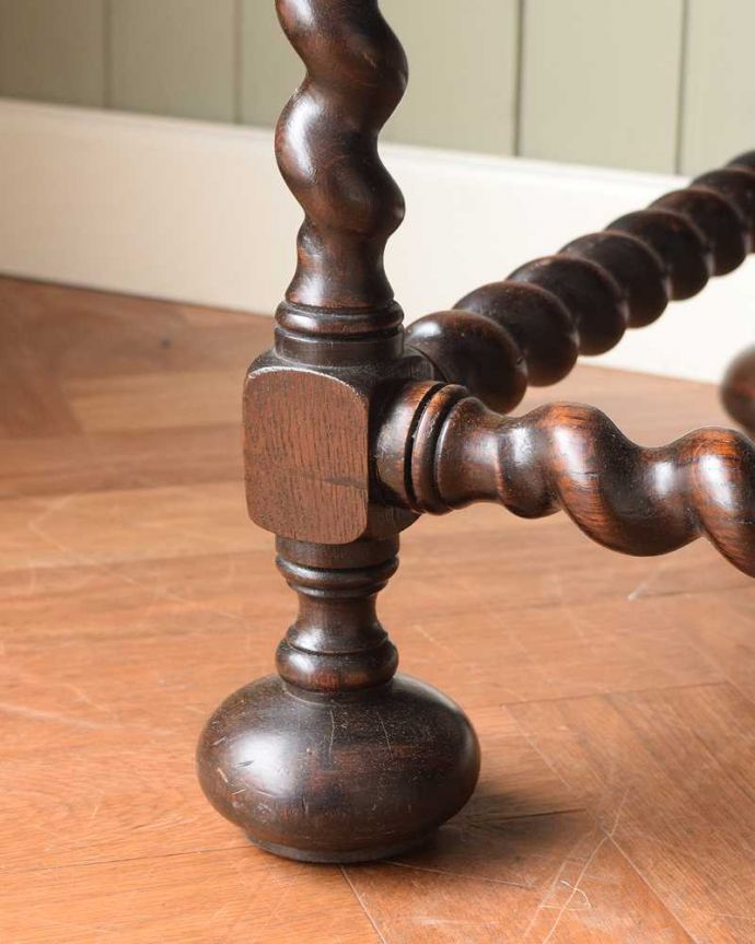 アンティークのキャビネット　アンティーク家具　英国家具の定番、ツイストラインが美しいアンティークのサイドボード。女性1人でラクラク運べちゃう仕掛けHandleのアンティークは、脚の裏にフェルトキーパーをお付けしています。(k-2355-f)