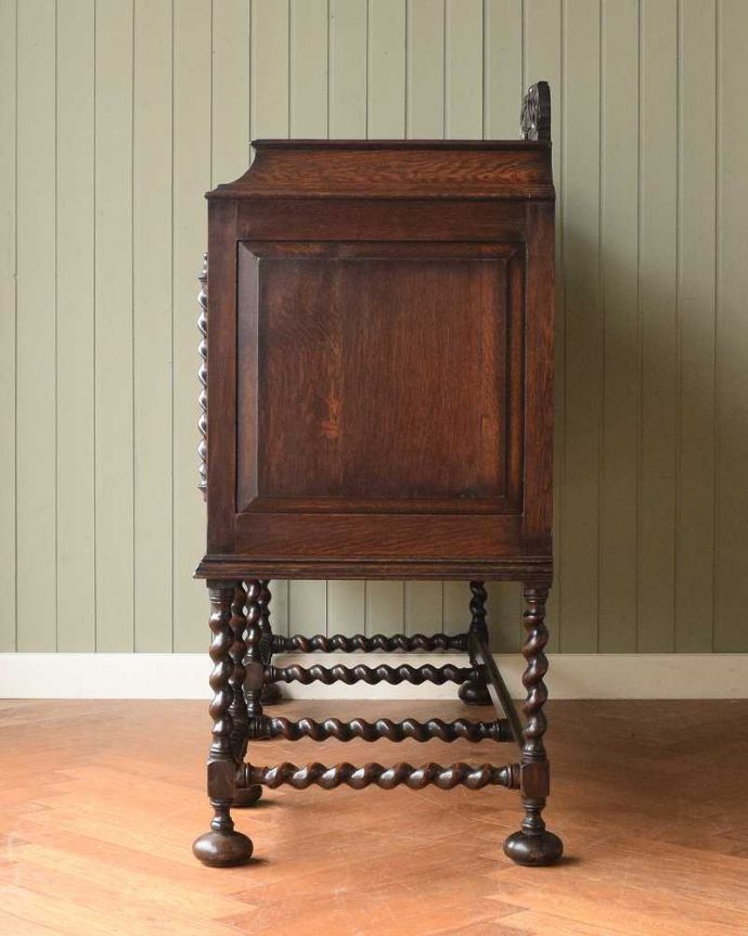 アンティークのキャビネット　アンティーク家具　英国家具の定番、ツイストラインが美しいアンティークのサイドボード。もちろん横から見てもステキ横顔にだって妥協しません。(k-2355-f)