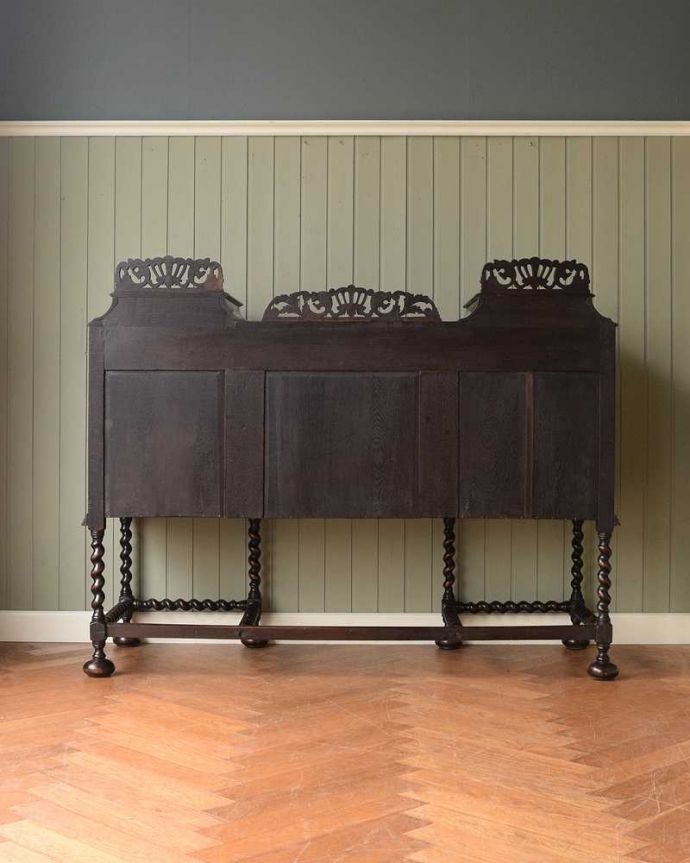 アンティークのキャビネット　アンティーク家具　英国家具の定番、ツイストラインが美しいアンティークのサイドボード。さらに後ろ姿もチェックアンティークは新品ではないので、もちろん経年変化によるキズはありますが、専門の職人がキレイに修復しました。(k-2355-f)