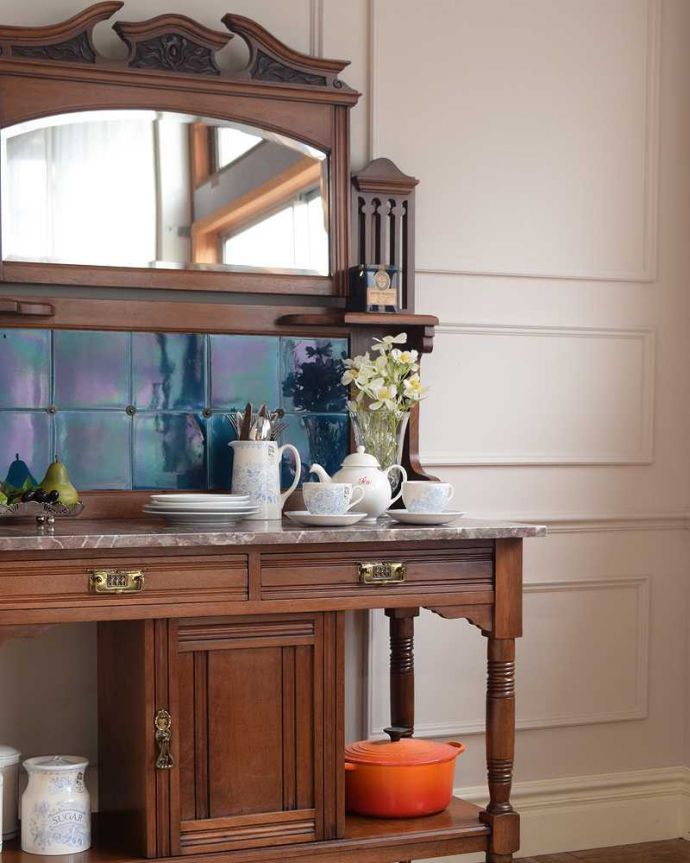 サイドボード　アンティーク家具　ブルーのタイルが特別美しい、ミラー付きのアンティークウォッシュスタンド。タイルと天然大理石の美しいコラボ洗面器を置いて顔や手を洗う用に使っていた家具には、水が弾いてもいいようにタイルと天然大理石の贅沢な素材が使われています。(k-2356-f)