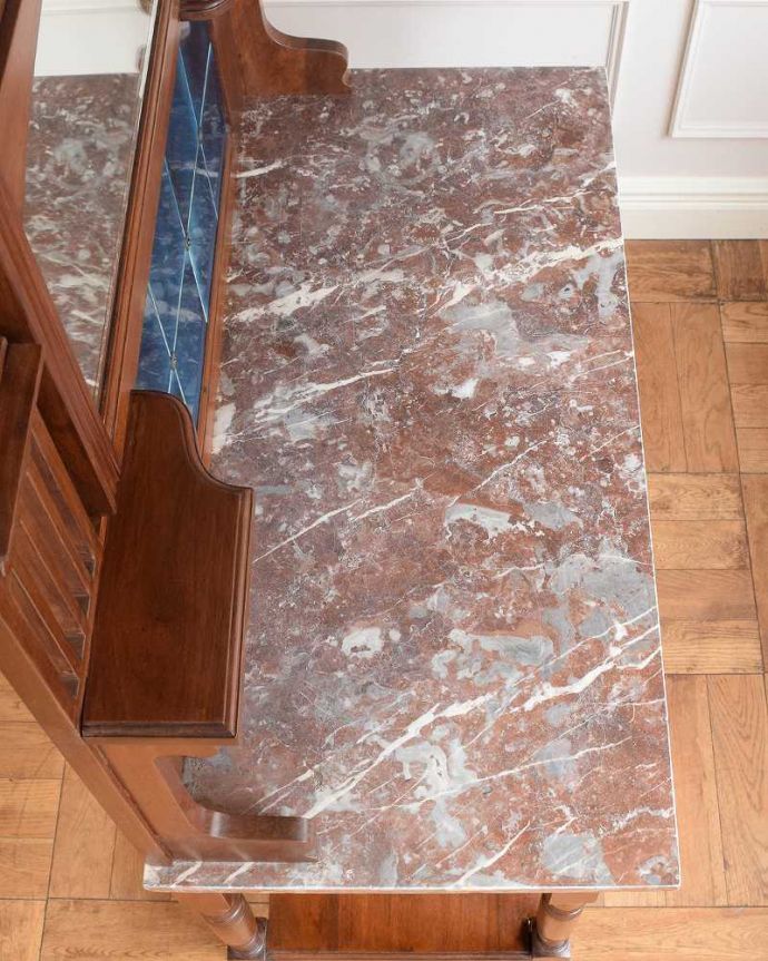 サイドボード　アンティーク家具　ブルーのタイルが特別美しい、ミラー付きのアンティークウォッシュスタンド。天然大理石を使った贅沢な天板天板には女性の憧れ、天然の大理石が使われている贅沢な家具です。(k-2356-f)