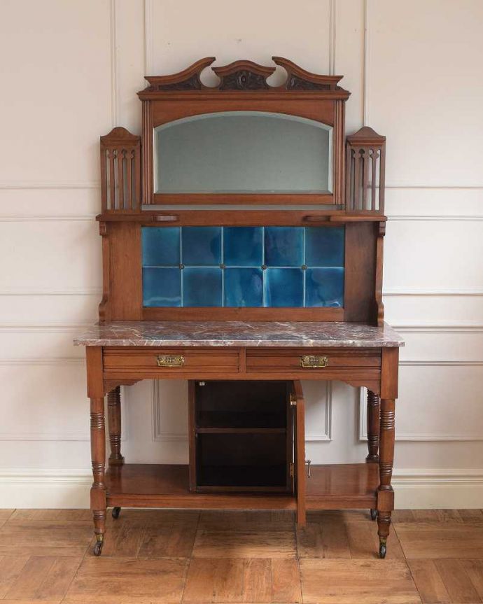 サイドボード　アンティーク家具　ブルーのタイルが特別美しい、ミラー付きのアンティークウォッシュスタンド。扉を開いた中もキレイです。(k-2356-f)