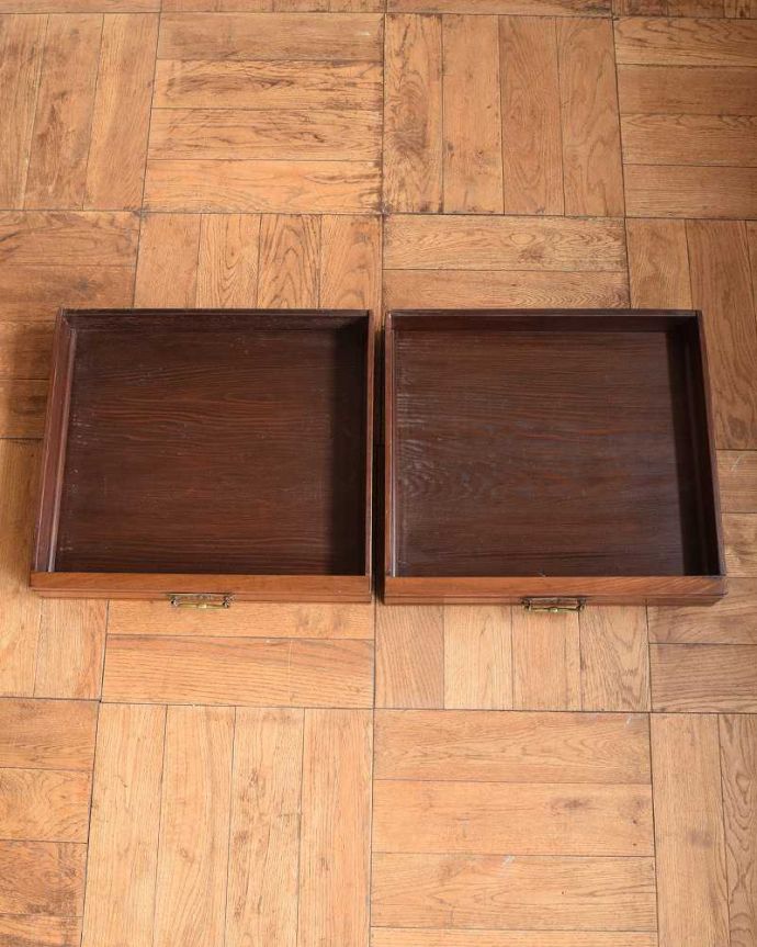 サイドボード　アンティーク家具　ブルーのタイルが特別美しい、ミラー付きのアンティークウォッシュスタンド。引き出しの中もキレイに修復しました！タオルやリネンなどを入れて使っていた引き出しも、もちろん職人がキレイにお直しました。(k-2356-f)