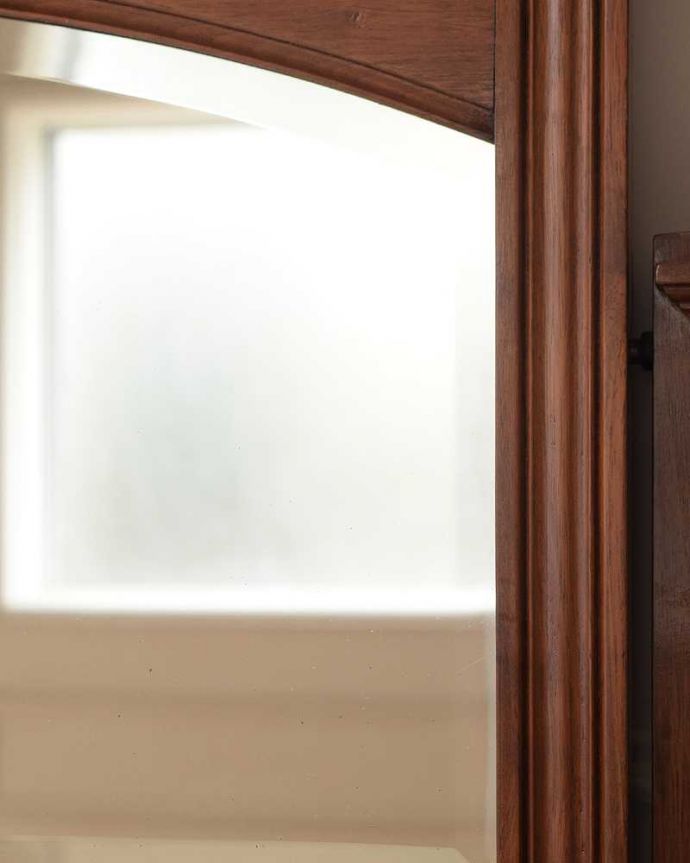 サイドボード　アンティーク家具　ブルーのタイルが特別美しい、ミラー付きのアンティークウォッシュスタンド。近くで見ると･･･鏡がキレイな状態のものを選んできました。(k-2356-f)