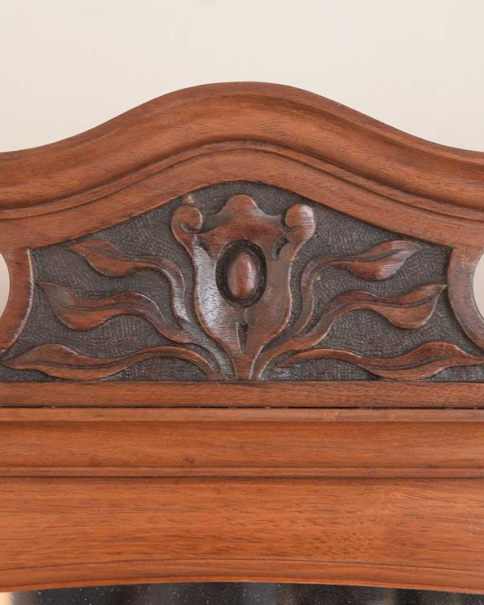 サイドボード　アンティーク家具　ブルーのタイルが特別美しい、ミラー付きのアンティークウォッシュスタンド。惚れ惚れするような美しさとっても堅い無垢材に一体どうやって彫っていったんでしょう？アンティークらしく細かい彫りを眺めているだけでうっとりしてしまいます。(k-2356-f)