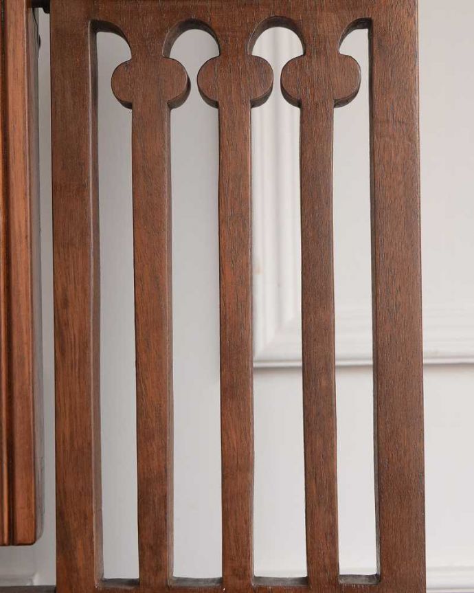 サイドボード　アンティーク家具　ブルーのタイルが特別美しい、ミラー付きのアンティークウォッシュスタンド。至る所に繊細な彫いろんな彫のデザインがありますが、個人的に美しいと思える女性らしく優雅なデザインを選んできました。(k-2356-f)