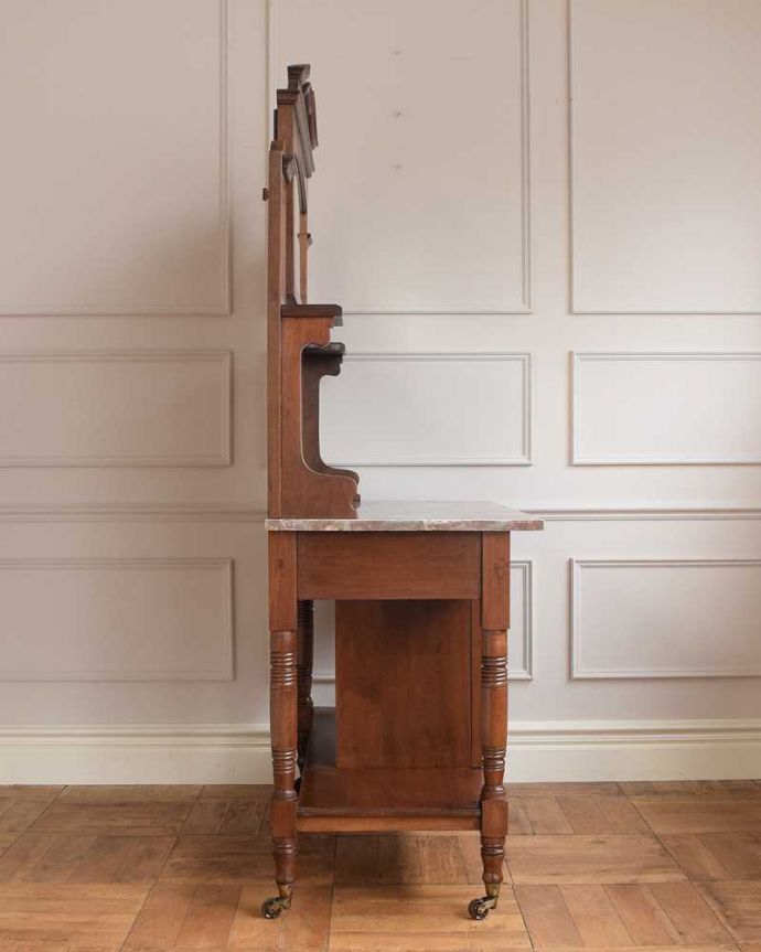 サイドボード　アンティーク家具　ブルーのタイルが特別美しい、ミラー付きのアンティークウォッシュスタンド。横から見てもステキもちろん、横から見てもキレイに仕上がっています。(k-2356-f)