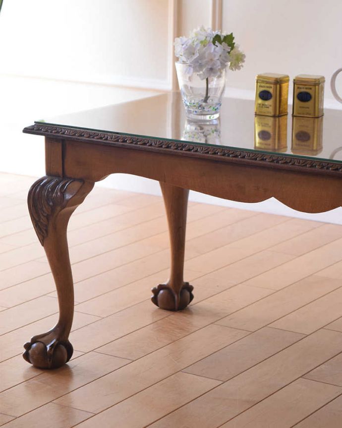 アンティークのテーブル アンティーク家具 クロウ&ボールの脚を持つコーヒーテーブル、英国のアンティーク家具。英国らしいデザインのうつくしさにうっとり・・・脚のデザインだけ見ても、アンティークらしさが感じられるんです。(k-2358-f)