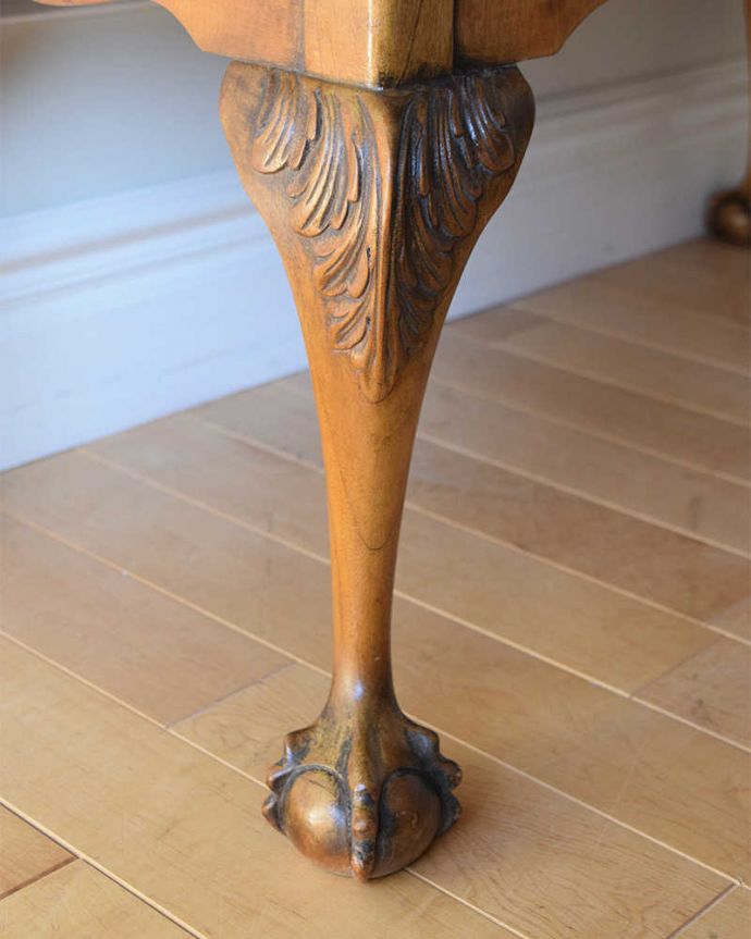 アンティークのテーブル アンティーク家具 クロウ&ボールの脚を持つコーヒーテーブル、英国のアンティーク家具。惚れ惚れしちゃう美しさこんなに堅い無垢材に一体どうやって彫ったんだろう?と不思議になるくらい細かい彫にうっとりです。(k-2358-f)