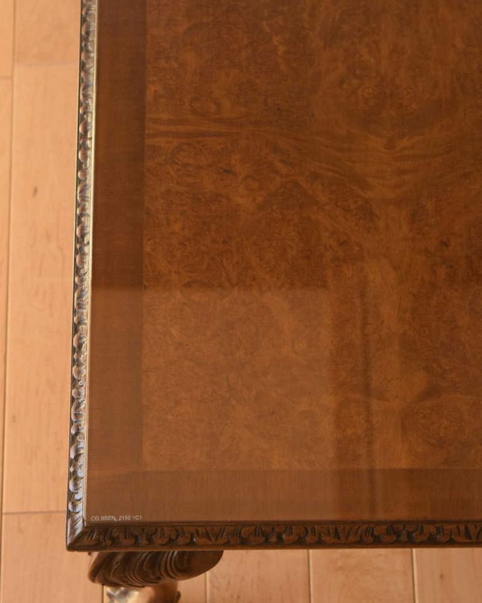 アンティークのテーブル アンティーク家具 クロウ&ボールの脚を持つコーヒーテーブル、英国のアンティーク家具。近づいて見てみると・・・アンティークはもちろん新品ではないので小さなキズや汚れはありますが、キレイにお直ししたので満足して頂ける自信があります!。(k-2358-f)