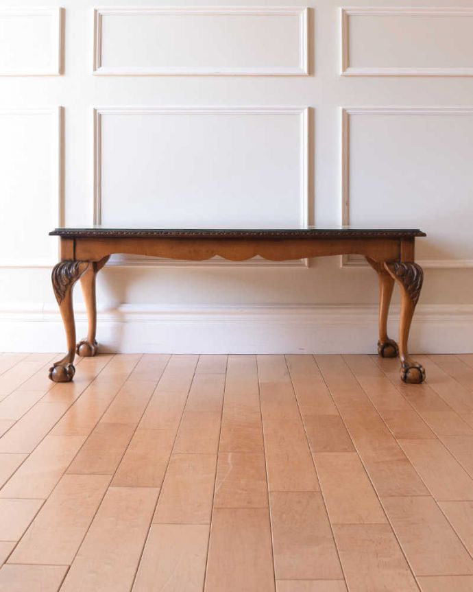 アンティークのテーブル アンティーク家具 クロウ&ボールの脚を持つコーヒーテーブル、英国のアンティーク家具。クルッと回転360度どこから見ても美しく仕上げてあるので、いろんな場所から見て楽しんで下さい。(k-2358-f)