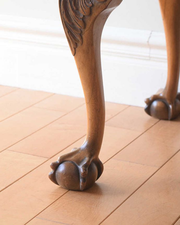 アンティークのテーブル アンティーク家具 クロウ&ボールの脚を持つコーヒーテーブル、英国のアンティーク家具。持ち上げなくても移動できます!Handleのアンティークは、脚の裏にフェルトキーパーをお付けしていますので、床を滑らせてれば移動が簡単です。(k-2358-f)