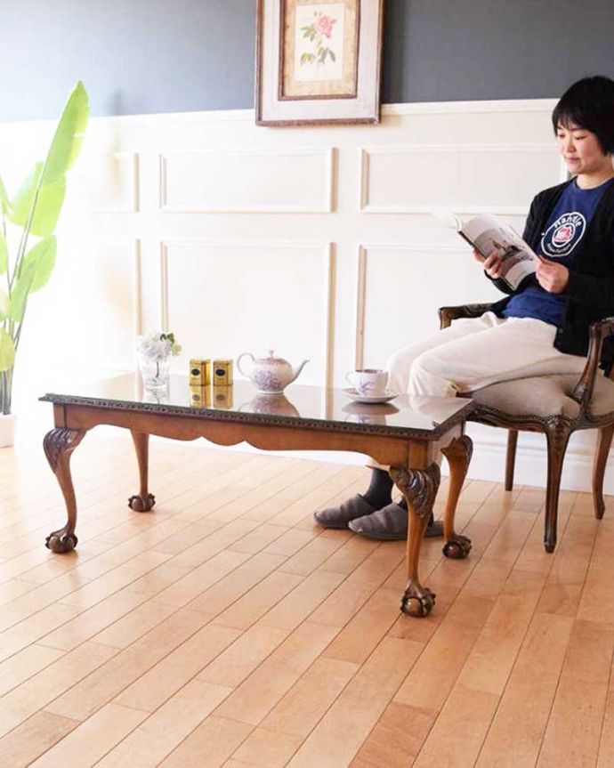 アンティークのテーブル アンティーク家具 クロウ&ボールの脚を持つコーヒーテーブル、英国のアンティーク家具。優雅な時間が過ごせる英国スタイルのコーヒーテーブルどんな場所に置いても美しいデザインでみんなを魅了する英国アンティーク。(k-2358-f)