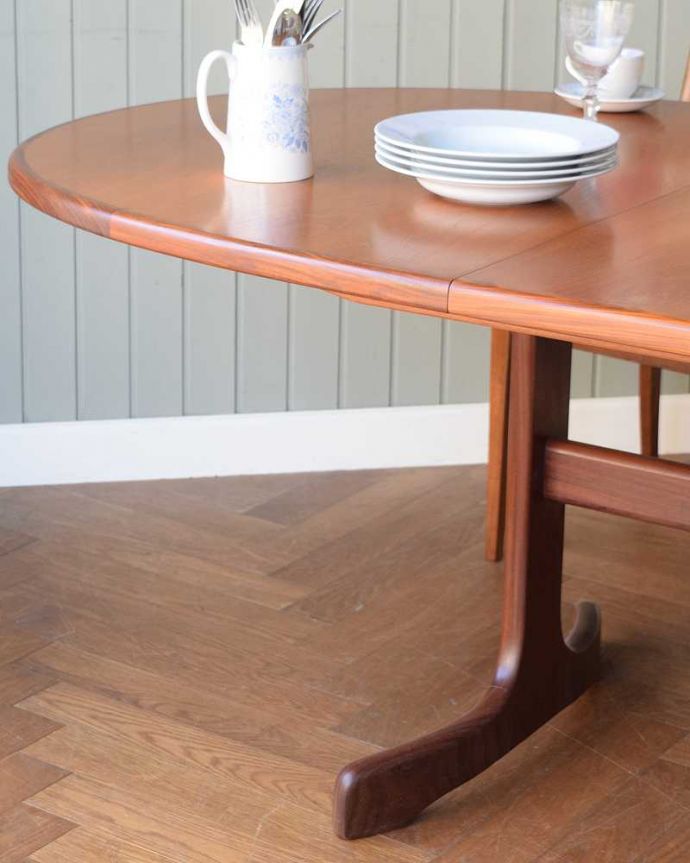 G-PLAN(Gプラン)　アンティーク家具　G-PLANの伸張式ヴィンテージ家具、お洒落なエクステンションテーブル。スマートなカッコよさが魅力シンプルなデザインだから、どんなインテリアにも似合っちゃう所が人気のヒミツ。(k-2359-f)