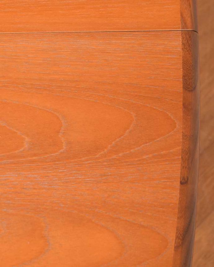 G-PLAN(Gプラン)　アンティーク家具　G-PLANの伸張式ヴィンテージ家具、お洒落なエクステンションテーブル。シンプルな木目がカッコイイ天板を近くで見てみるとこんな感じです。(k-2359-f)