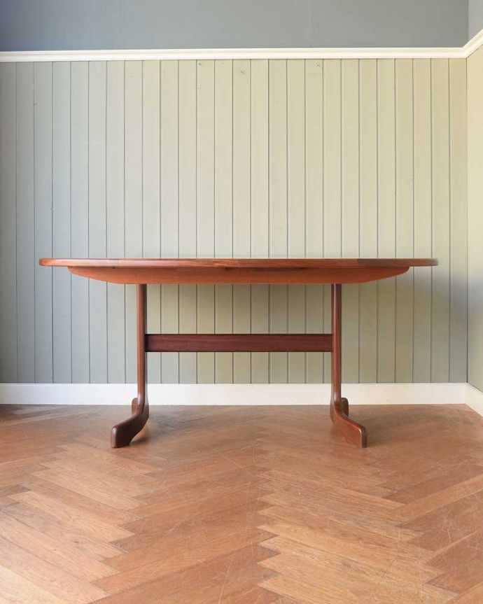 G-PLAN(Gプラン)　アンティーク家具　G-PLANの伸張式ヴィンテージ家具、お洒落なエクステンションテーブル。横から見た姿は…シンプルなデザインなので、どんなお部屋にも似合っちゃうんです。(k-2359-f)