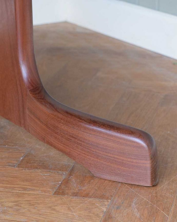 G-PLAN(Gプラン)　アンティーク家具　G-PLANの伸張式ヴィンテージ家具、お洒落なエクステンションテーブル。持ち上げなくても移動できます！Handleのアンティークは、脚の裏にフェルトキーパーをお付けしていますので、持ち上げなくても床を滑らせて移動させることが出来ます。(k-2359-f)