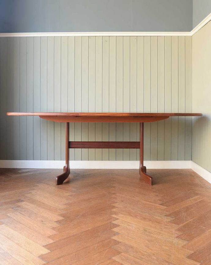 G-PLAN(Gプラン)　アンティーク家具　G-PLANの伸張式ヴィンテージ家具、お洒落なエクステンションテーブル。天板を広げると･･･もちろん広げたままの状態でもお使い頂けます。(k-2359-f)