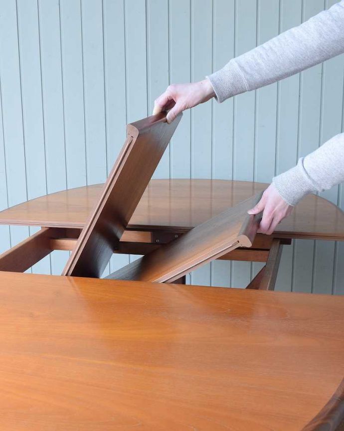 G-PLAN(Gプラン)　アンティーク家具　G-PLANの伸張式ヴィンテージ家具、お洒落なエクステンションテーブル。あっという間にサイズ変更OK！天板の真ん中から新しい天板が出てきます。(k-2359-f)