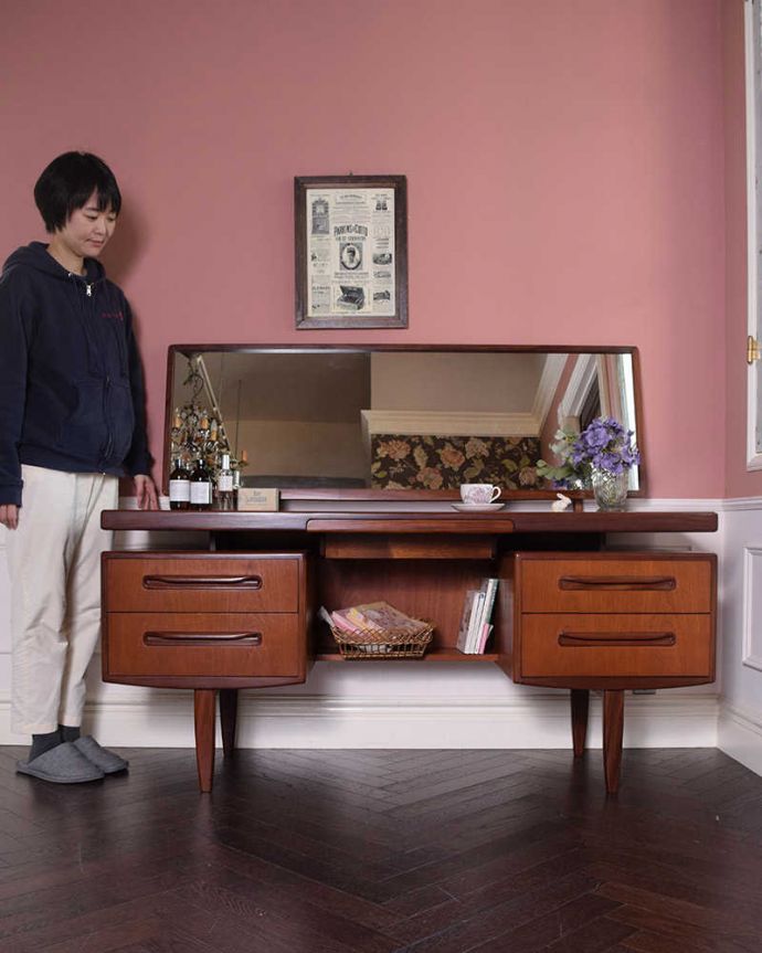 G-PLAN(Gプラン)　アンティーク家具　G-PLANのフレスコシリーズ、デスクにもおススメのヴィンテージ2WAY ドレッサー。クールに決まる北欧スタイルのドレッサースッキリとシンプルな北欧スタイルのドレッシングチェストは、どんなお部屋にもカッコよく似合います。(k-2360-f)