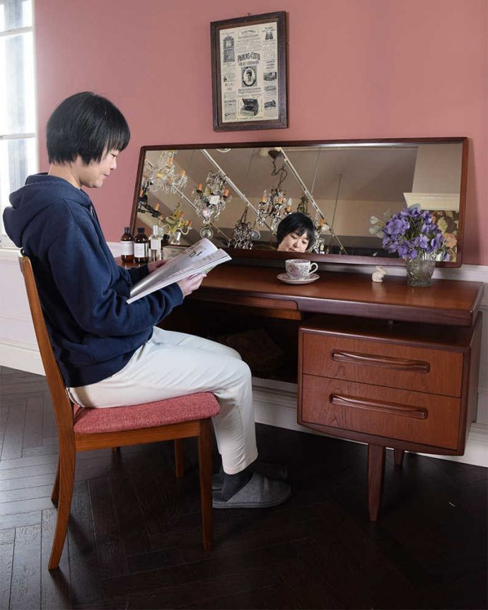 G-PLAN(Gプラン)　アンティーク家具　G-PLANのフレスコシリーズ、デスクにもおススメのヴィンテージ2WAY ドレッサー。2WAYで使える便利なドレッサー大きくて広々としている天板は、ドレッサーとして使うだけじゃなくてデスクとしても大活躍。(k-2360-f)