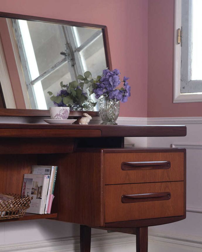 G-PLAN(Gプラン)　アンティーク家具　G-PLANのフレスコシリーズ、デスクにもおススメのヴィンテージ2WAY ドレッサー。ヴィンテージ家具らしいカッコよさやっぱり一番の魅力は、この時代に作られた独特の雰囲気。(k-2360-f)